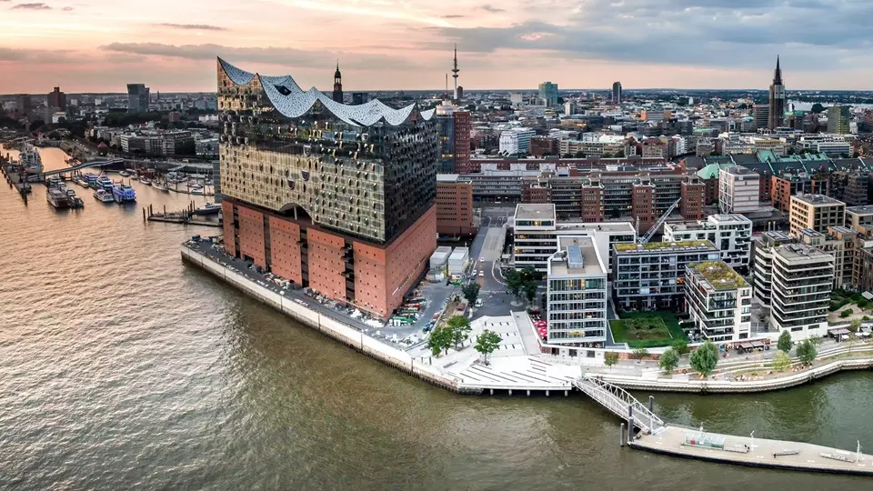 Hamburg mit Blick auf die Elbphilharmonie
