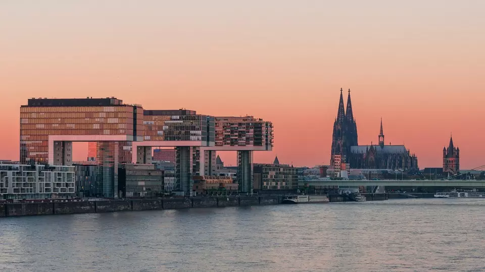 Blick vom Rhein auf die Kranhäuser in Köln